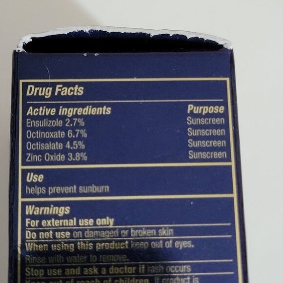 Estee Lauder Futurist Hydra Rescue Moisturizing Foundation Shades: 3W1 or 1N1 - Picture 9 of 15